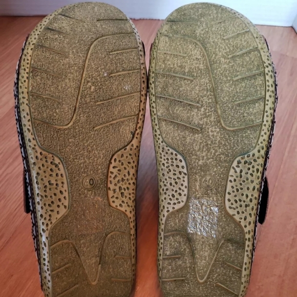 L'artiste Spring Step Black Leather Slip On Sandals Sz 40 US 9 Tooled Floral - Picture 5 of 6